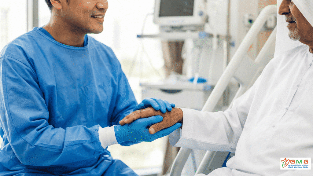 طبيب متخصص في علاج الغرغرينا بدون بتر في تايلاند يطمئن مريضاً خليجياً في بوابة الخليج الطبية