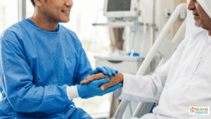 طبيب متخصص في علاج الغرغرينا بدون بتر في تايلاند يطمئن مريضاً خليجياً في بوابة الخليج الطبية