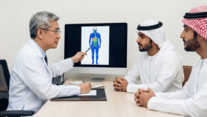 استشاري أورام يقرأ نتيجة المسح الذري PET Scan لمريض في تايلاند